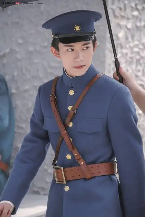 12张易烊千玺穿军装图赏满满的荷尔蒙气息第4张太欲了