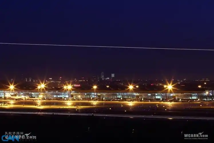 夜幕下的北京机场绚烂夺目