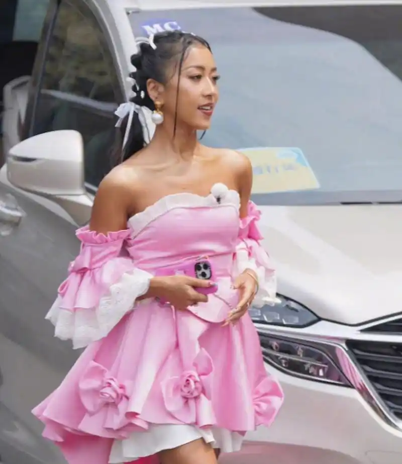 吉克隽逸《奔跑吧》录制路透,一身粉色洛丽塔宫廷风造型,真是在逃公主