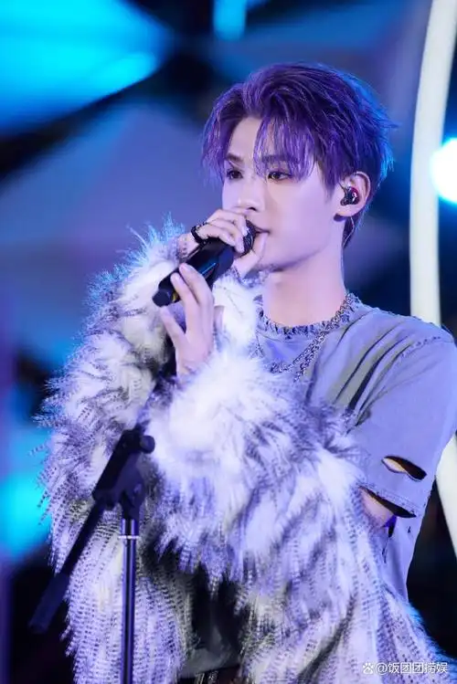 清丽的紫色发色,不仅让人眼前一亮,更衬得黄明昊整个人的肌肤更显白净