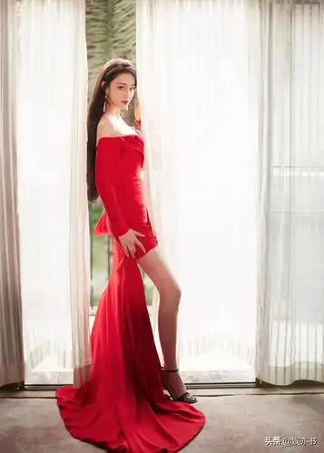 张馨予红色一字肩高开衩礼裙百媚生姿韵味十足