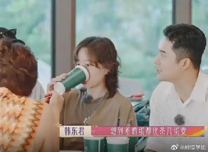 娜扎:"我喜欢吃茶鸡蛋,不喜欢吃水煮的"  陈柏霖:"喜欢吃什么?