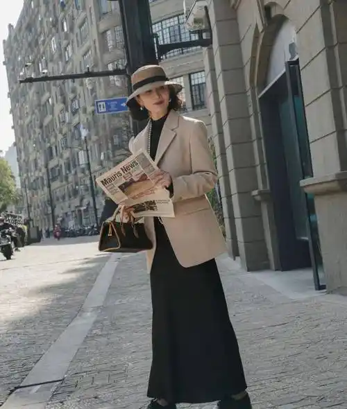 原创三木妈妈气质真好穿黑色长裙戴珍珠项链宛若贵妇美得惊艳时光