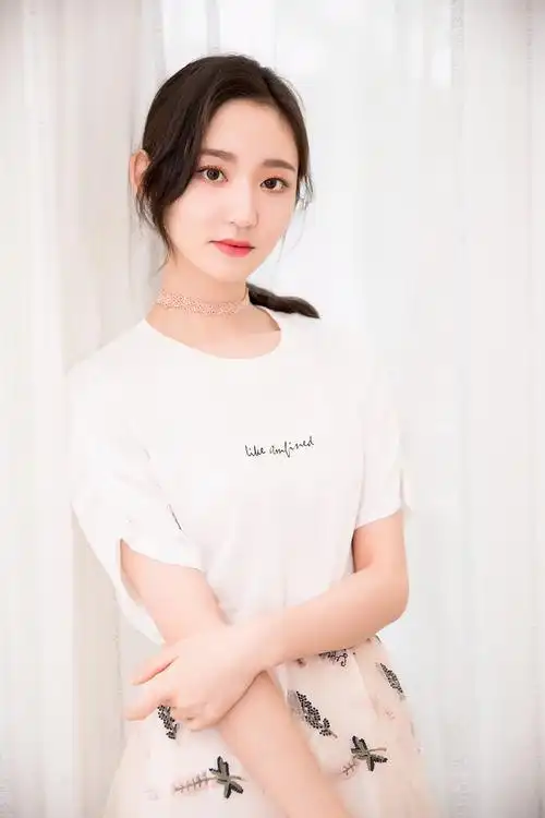 《创造101》王莫涵初夏写真曝光 演绎甜美少女力