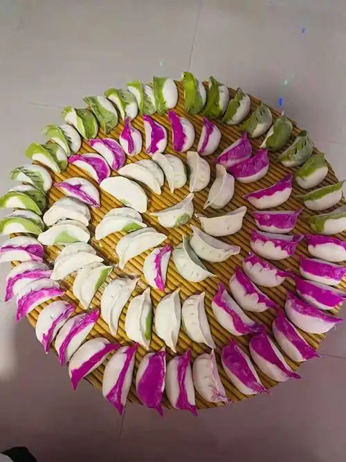 今年包七彩饺子,一定香.