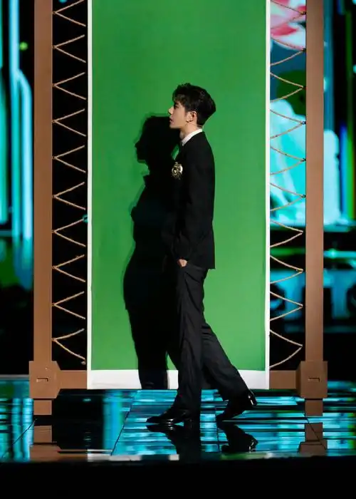 王一博#从头到脚  黄金比例啊04 想去搂腰腰