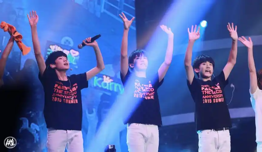 150815tfboys两周年fm tfboys cr:logo
