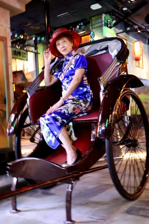 一组资深的魅力旗袍美女,展现三十年代旧上海风土人情.