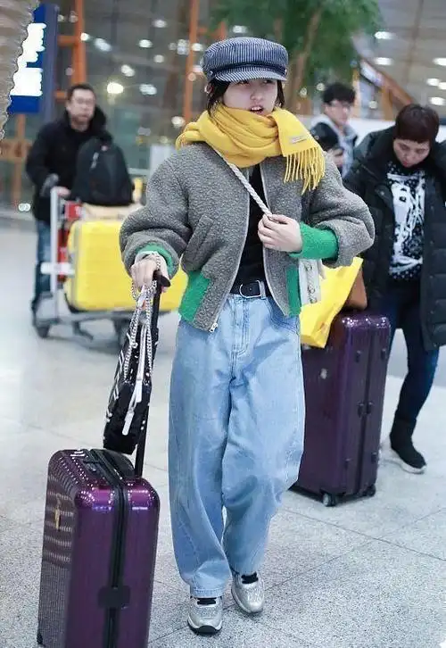 张子枫还保持着小女孩身材毛肚外套看着挺厚却挡不住身形