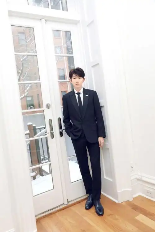 王源黑色西服正装儒雅帅气写真图片36