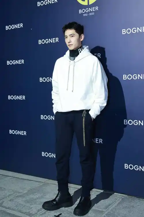 杨洋白色卫衣造型青春帅气 透露即将拍新电影-搜狐大视野-搜狐新闻