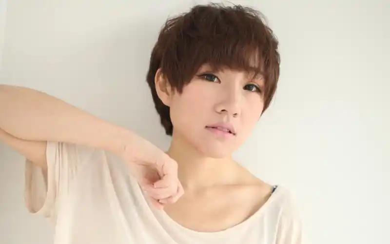 短发美女姜艺婕