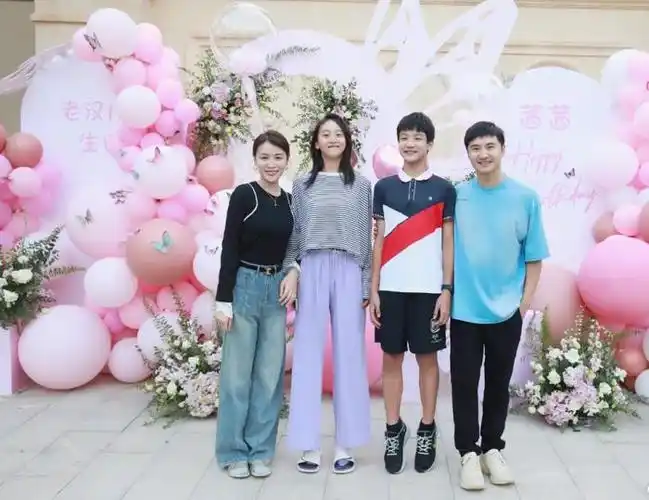 田亮一家4口亮相!