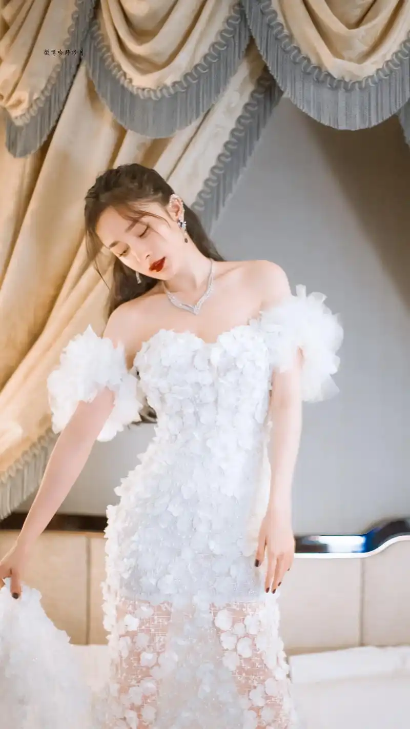 杨幂活动look来了,白色礼服高级魅惑,优雅端庄