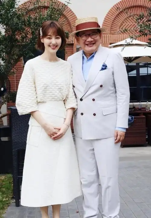 在登台之际,曹可凡总会对王冠轻声道出一句话语.