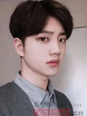 能驾驭中分发型的男生都是不打折扣的帅哥