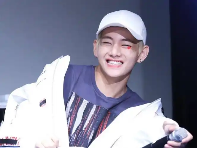 防弹少年团金泰亨的四方嘴微笑是如何做到的为何如此独特可爱