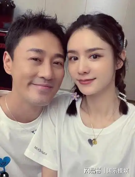 林峯妻子张馨月带娃坐飞机 1岁女儿背影出镜软萌可爱