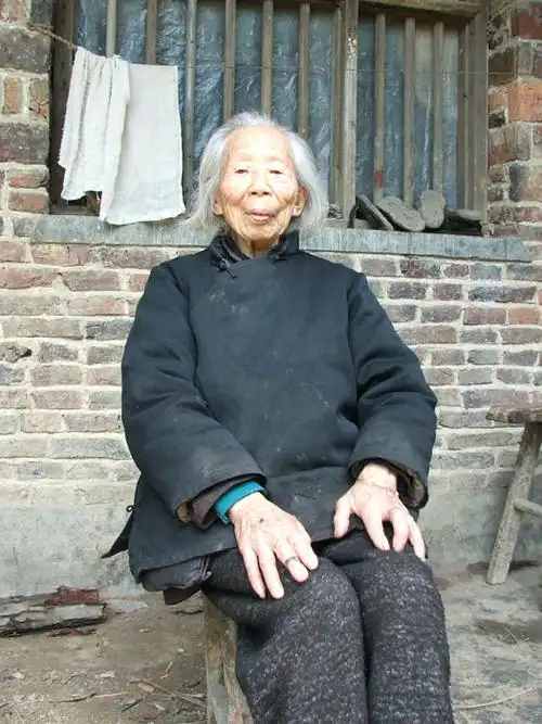 百岁老人的三寸金莲 【组图】