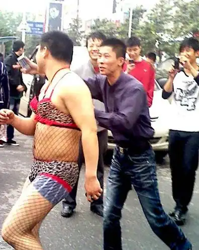 去肯德基吃东东的时候,看到一个哥们穿着豹纹内衣和网眼丝袜就出现了