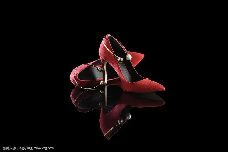 红色高跟鞋的女人