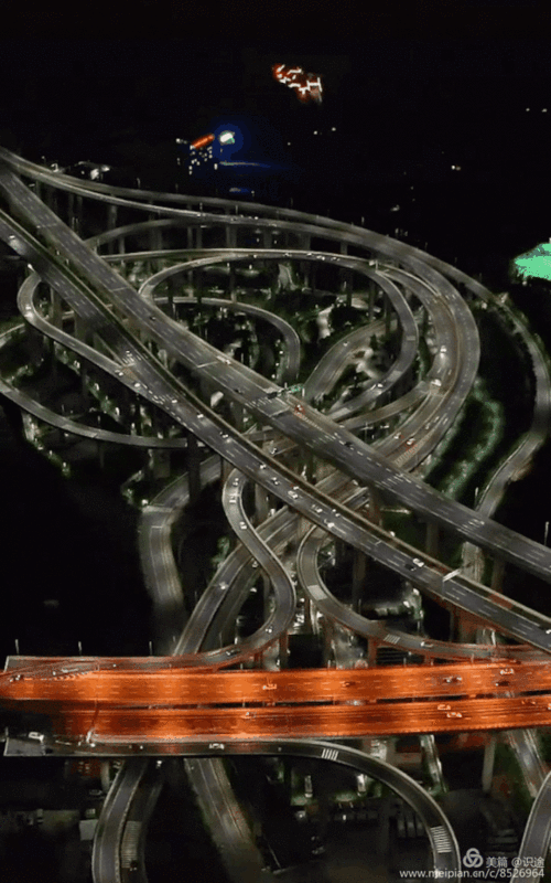 5层立体交叉 11条匝道,8个出入口 最大垂直落差为55米 (相当于18层