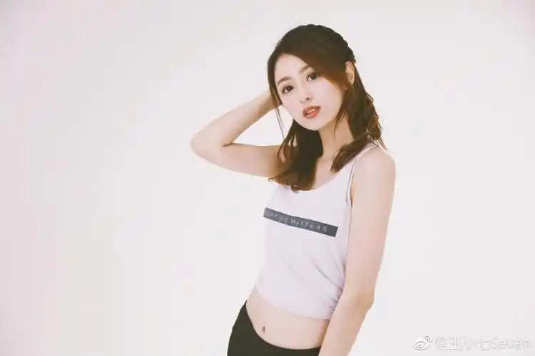 勇迷主播小七再度凭o型美腿一炮而红,网友:腿缝变大了