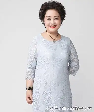 55岁女人的时尚发型,蓬松卷发清新又减龄