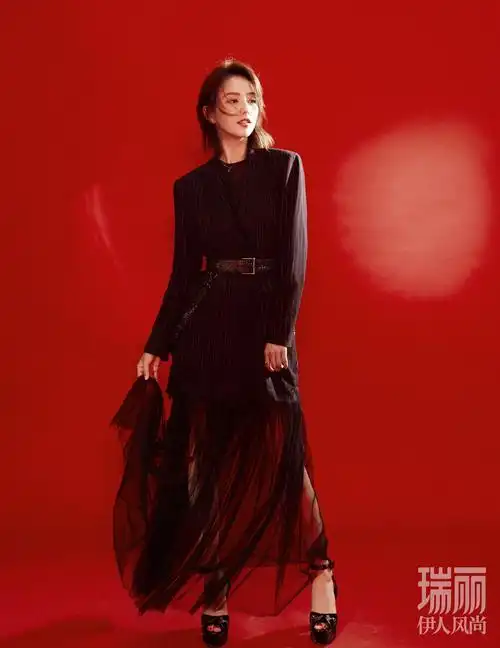 佟丽娅,美艳动人的红衣佳人