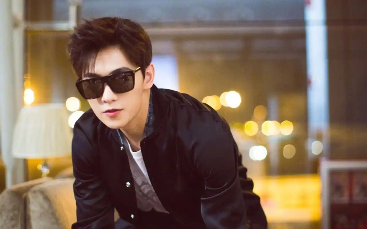 杨洋机场街拍图片桌面壁纸