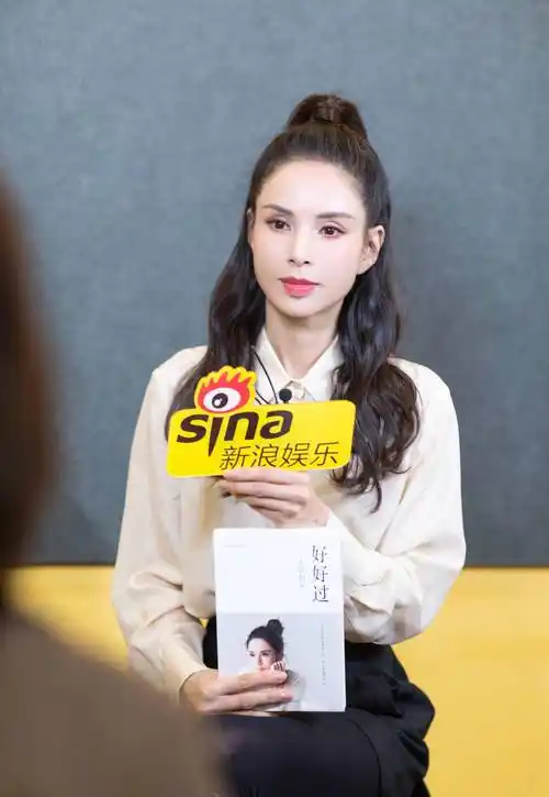 原创李若彤晒23岁旧照素人时合作王祖贤脸小一圈气质不输大明星