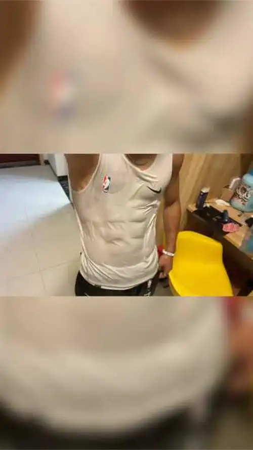 板板正正的腹肌