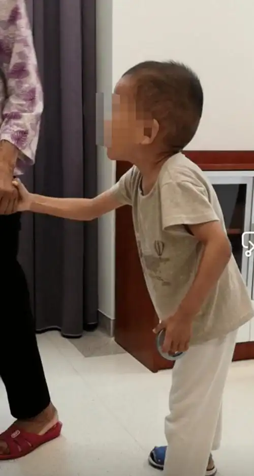 根据多年临床工作积累的临床思维和知识面,初步判断孩子为马凡综合征