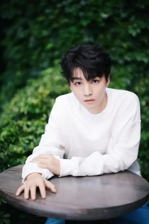 王俊凯校服造型路透蓝白校服少年感满满顺毛也很乖太帅了