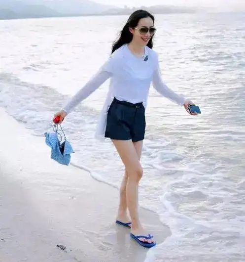 韩雪度假穿一双10块钱拖鞋,网友:穿出高贵感,贵族与豪门的区别