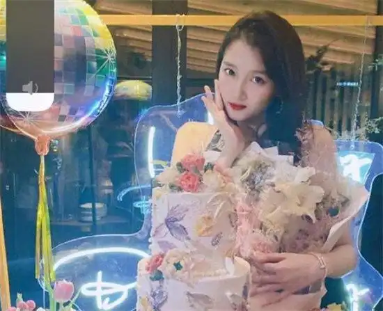 关晓彤与闺蜜蹦迪庆生摇身一变夜店小公主穿黑丝袜还抹荧光粉