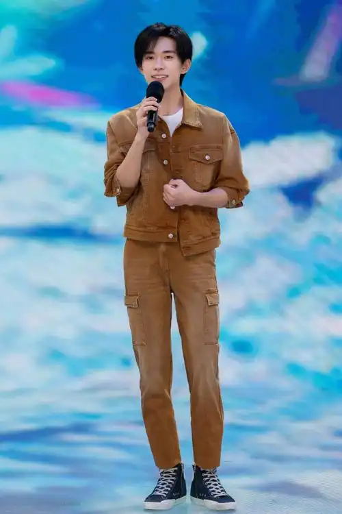 易烊千玺央视五四晚会帅气图片_易烊千玺帅气舞台照图片_三千图片网