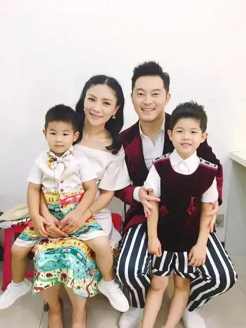 沙溢在和胡可结婚后,有了两个十分可爱的儿子,安吉和小鱼儿,两兄弟的