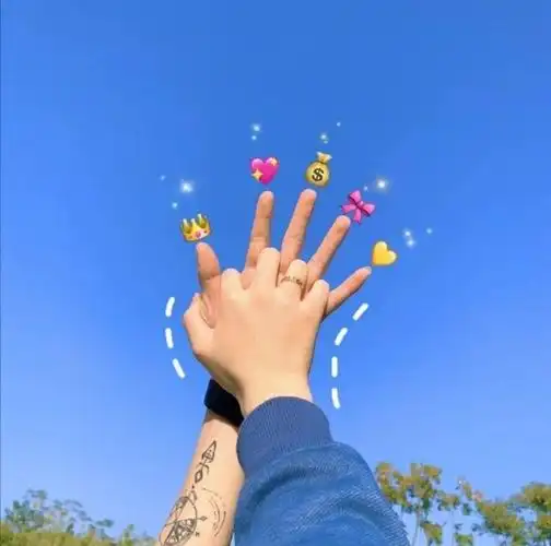 秀恩爱的情侣手势写真图片_风格浪漫图片_乐美图网