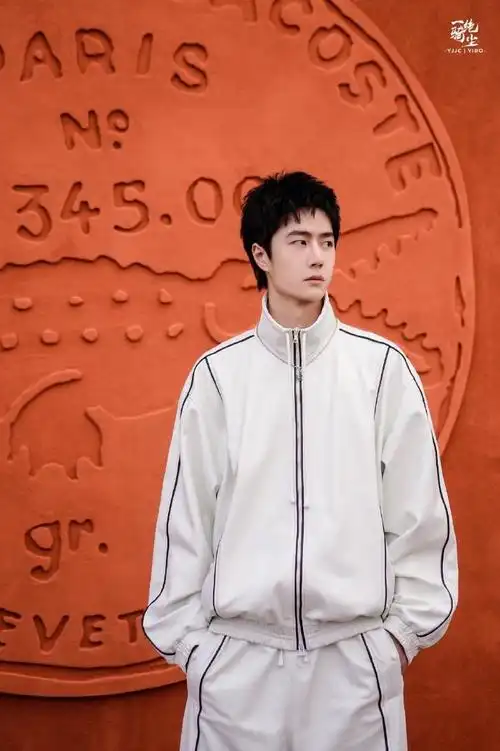 王一博lacoste这套白色运动套装完全是清爽男高啊这个前刺发型也好