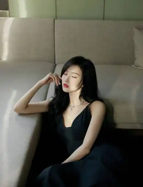 景甜穿黑色深v吊带长裙 侧颜精致氛围感十足_写真照_pose_沙发