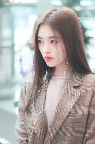 身穿格纹西装的鞠婧祎,显得非常高冷美艳,气质非常冷艳.