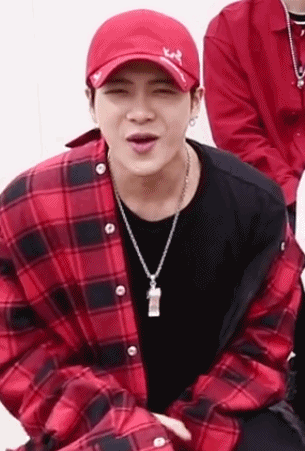 王嘉尔小红帽时尚魅力十足gif动图_动态图_表情包下载_soogif