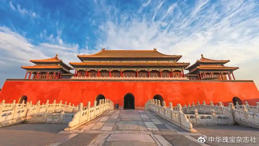 p12 紫禁城午门正中开三门,两侧各有一座掖门,俗称"明三暗五",五门各