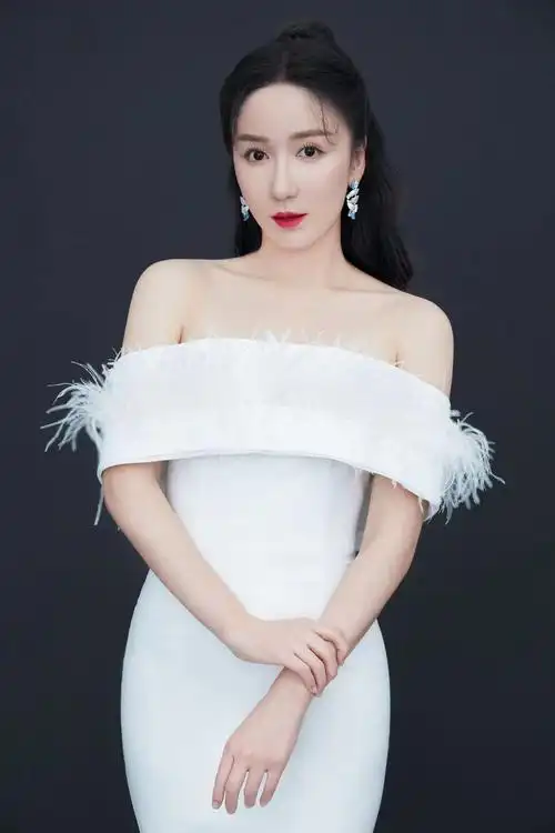 娄艺潇流苏抹胸裙写真大片梦幻优雅诠释东方美韵