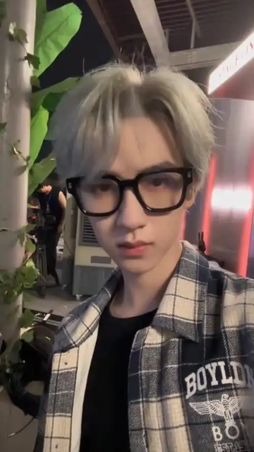 贺峻霖黑眼镜框造型