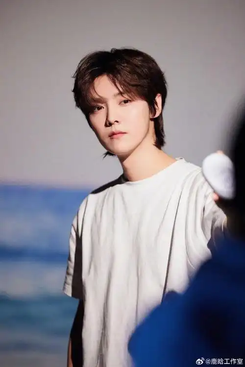 鹿晗工作花絮掉落真的很喜欢鹿晗的这身造型啊