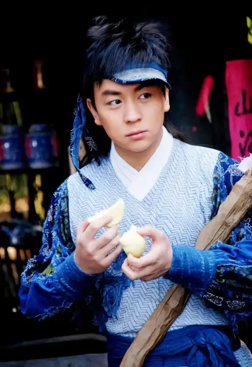 释小龙饰演男主角小武(秋凤梧),释小龙是童星大家都知道,小时候他很多