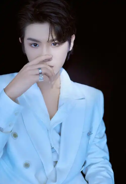 黄明昊纯白色西装魅力帅气写真