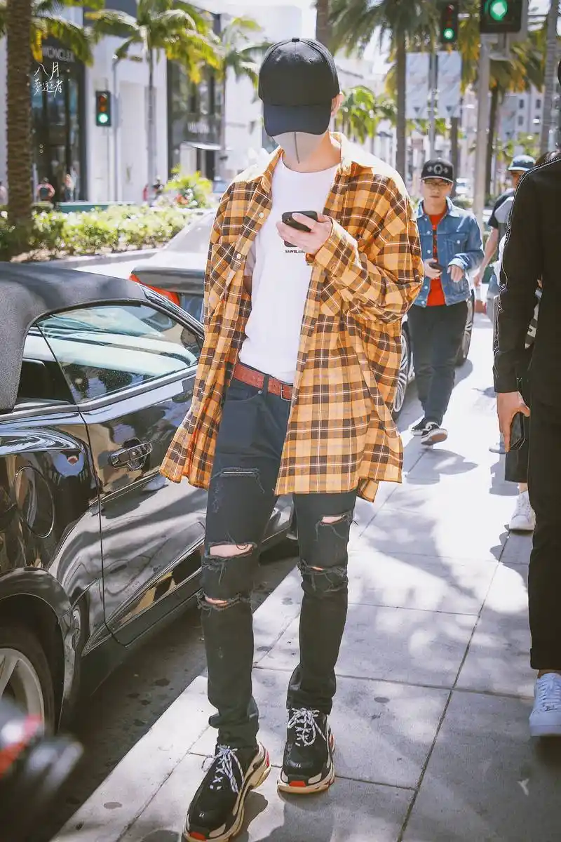 蔡徐坤2018年4月15日北美私服街拍